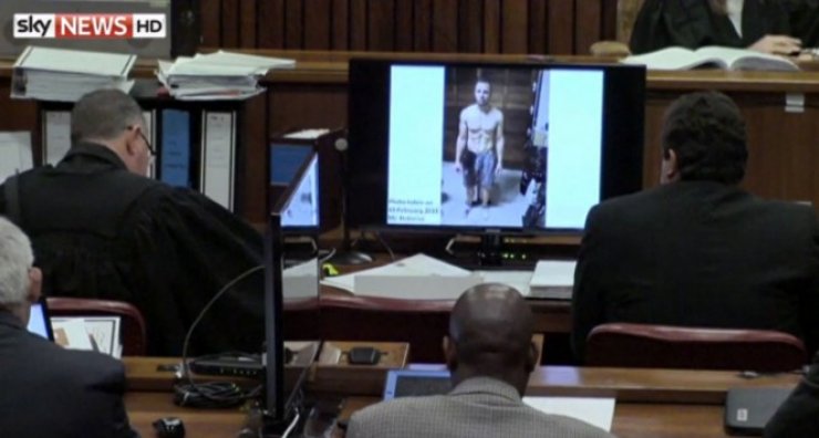 Φωτογραφίες σοκ στη δίκη του χρυσού Παραολυμπιονίκη