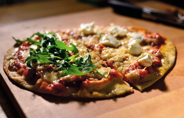 Μικρά πιτσάκια µε τοµάτα και ρόκα