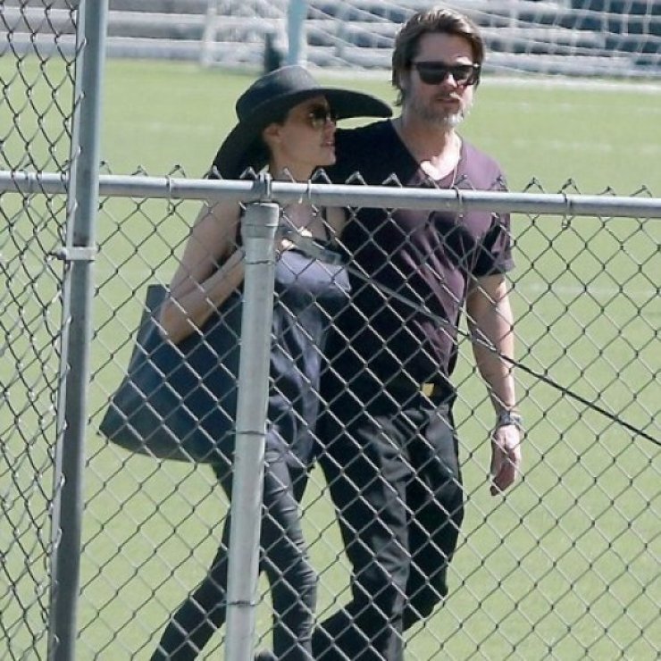 Ο Pitt & η Jolie ανταλλάσσουν παθιασμένα δημόσια φιλιά!