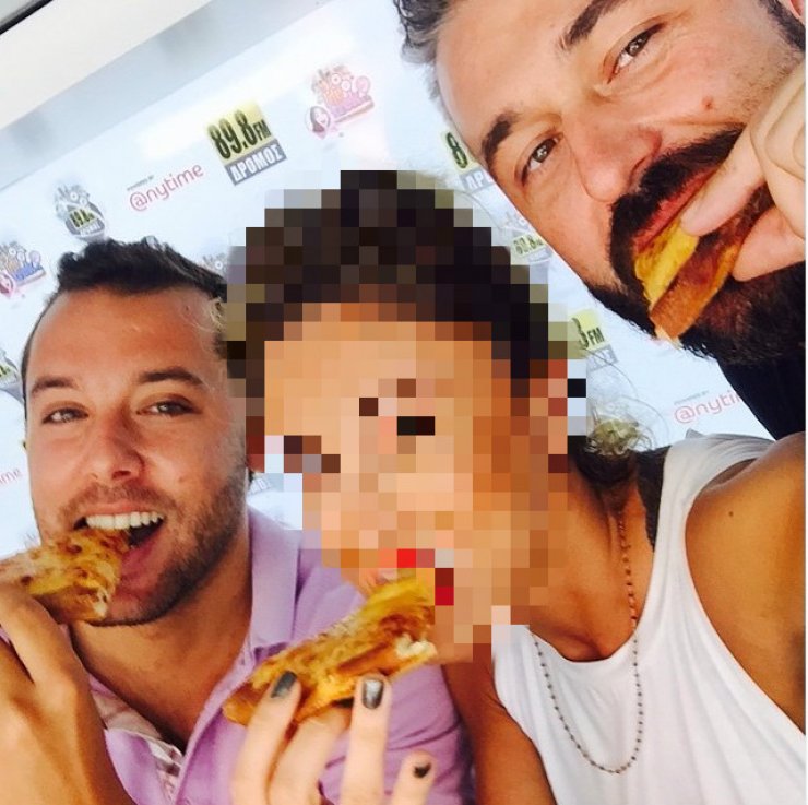 Ποια επώνυμη Κύπρια κάνει γουρουνιές τρώγοντας πίτσα;