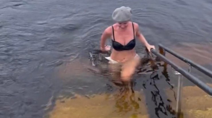 Γνωστή Κύπρια βούτηξε στα παγωμένα νερά λίμνης στη Φινλανδία! [εικόνες & βίντεο]