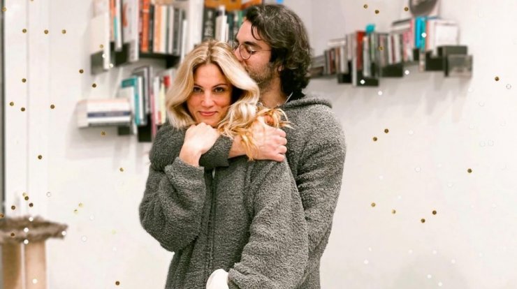 Μαίρη Συνατσάκη: Έτσι έχει αποθηκευμένο στο κινητό της τον σύντροφό της! 