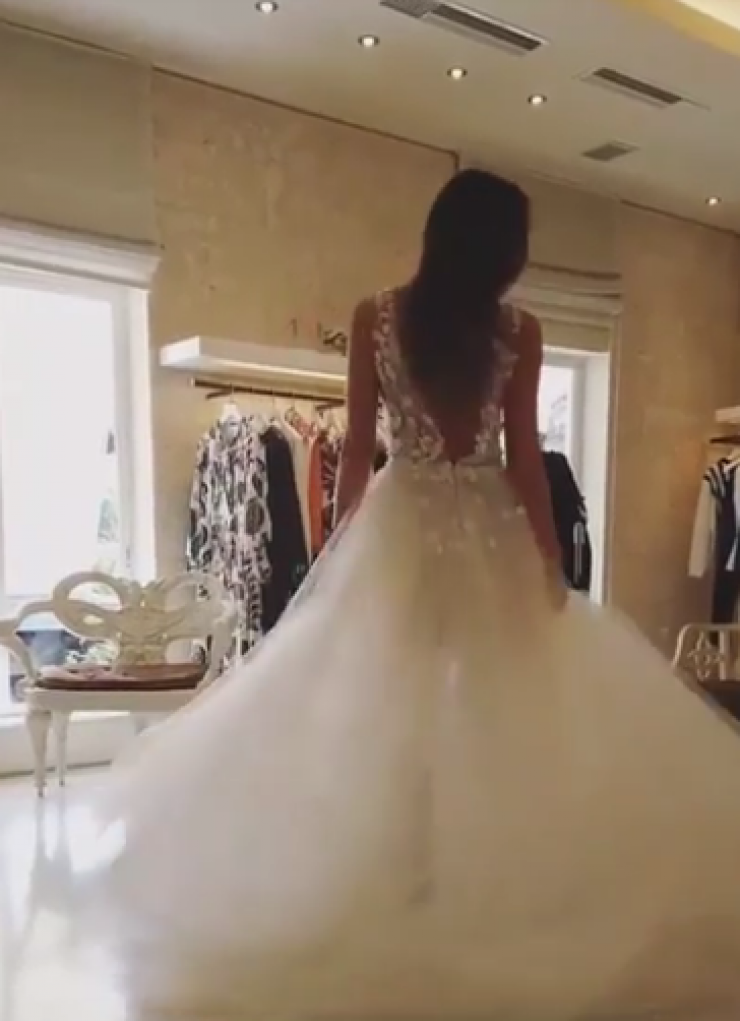 Επώνυμη Ελληνίδα κάνει πρόβα νυφικού και λάμπει από ευτυχία!