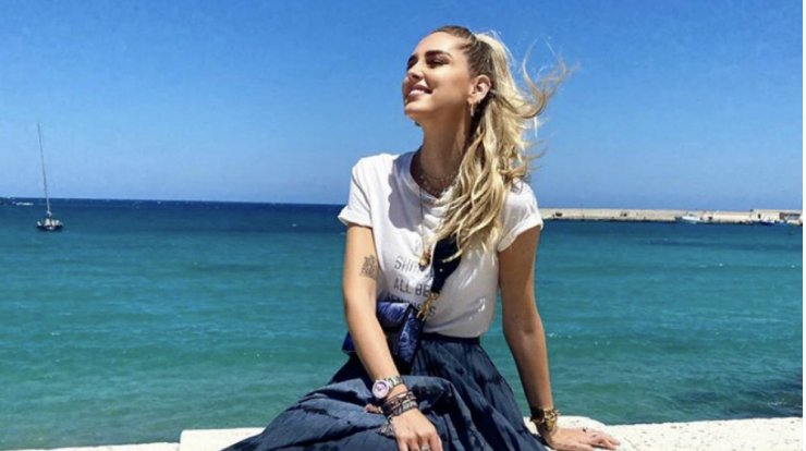 H Chiara Ferragni μας υπενθύμισε ποσό τέλειες είναι οι πλισέ φούστες για το καλοκαίρι 