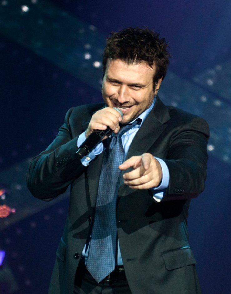 Δείτε τον γιο του Γιάννη Πλούταρχου, πρώτο τραπέζι στον πατέρα του