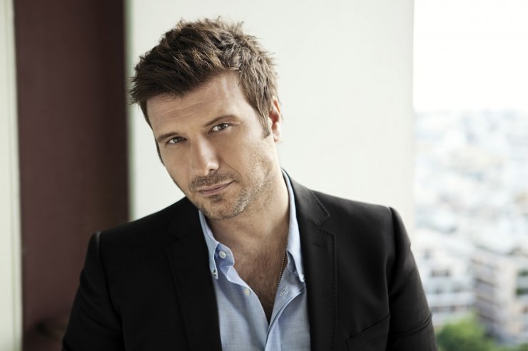  Δείτε τον Γιάννη Πλούταρχο να τραγουδά με τον γιο του [βίντεο]