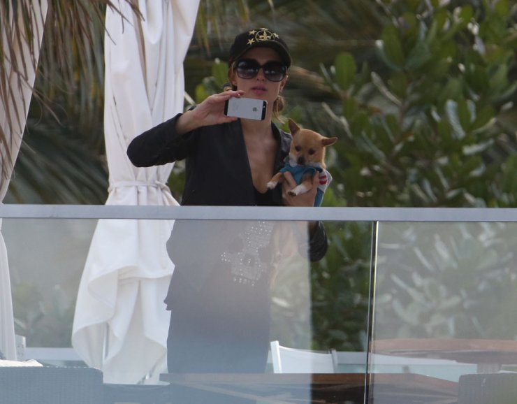 Και η Paris Hilton στη μόδα με τις selfies [εικόνες]