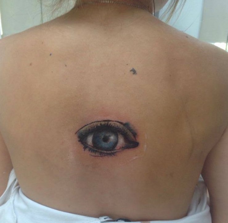 Ποια Κύπρια ηθοποιός έκανε τατουάζ το μάτι της στην πλάτη!