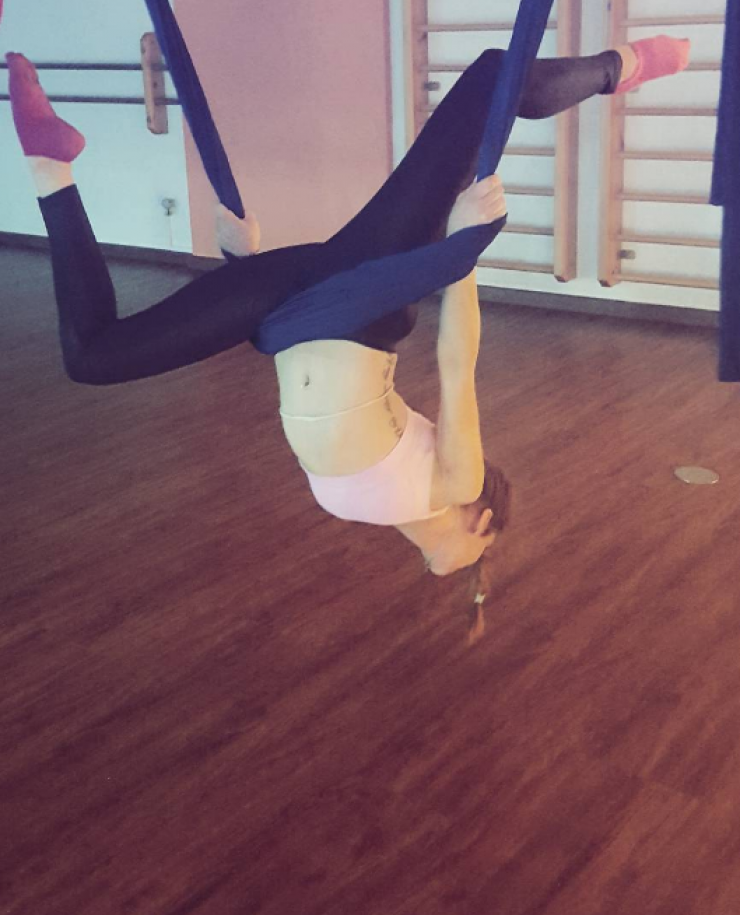 Κύπρια ηθοποιός κάνει aerial yoga και τρελαίνει το instagram!