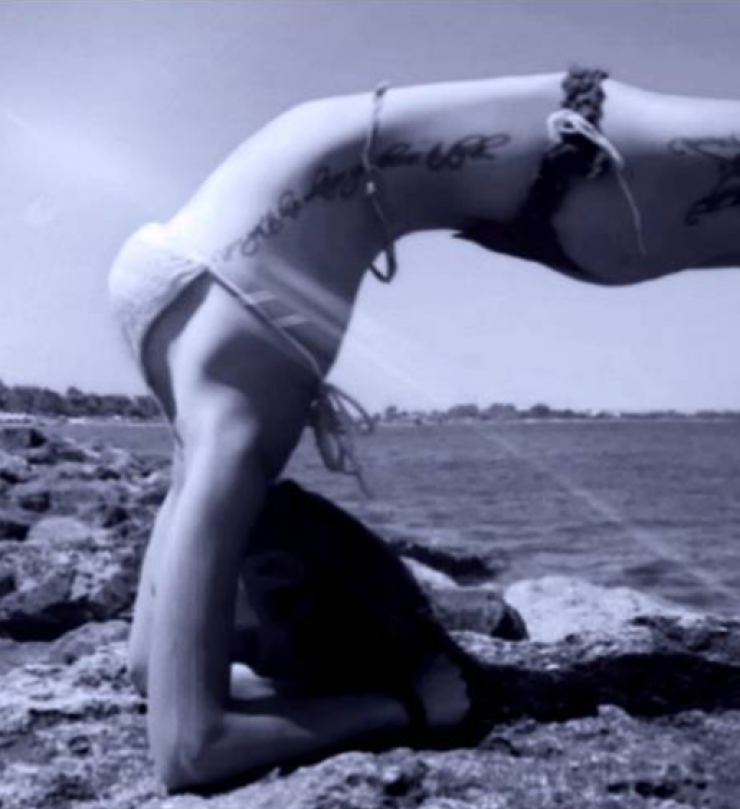 Επώνυμη Κύπρια κάνει yoga δίπλα στη θάλασσα και εντυπωσιάζει το instagram!