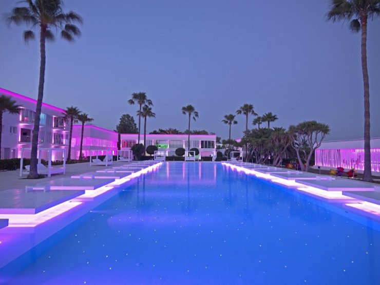 So white boutique suites: poolside party