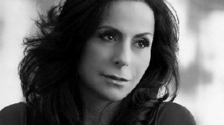 Η Πόπη Αβραάμ με ξυρισμένο κεφάλι!