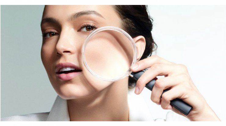 Ένας ορός που μειώνει τους πόρους και προσφέρει μια υγιής φωτεινότητα