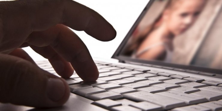 Χειροπέδες σε 41χρονο δημοσιογράφο για παιδική πορνογραφία