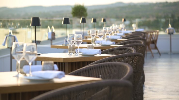 Qurio Restaurant: Η νέα είσοδος στο rooftop του Nikki Beach Resort & Spa στο Πόρτο Χέλι