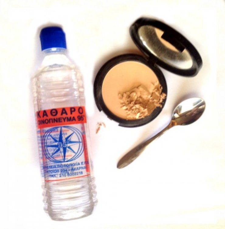 Έσπασε η πούδρα σας; Μην την πετάξετε, σας δείχνουμε πώς να την φτιάξετε