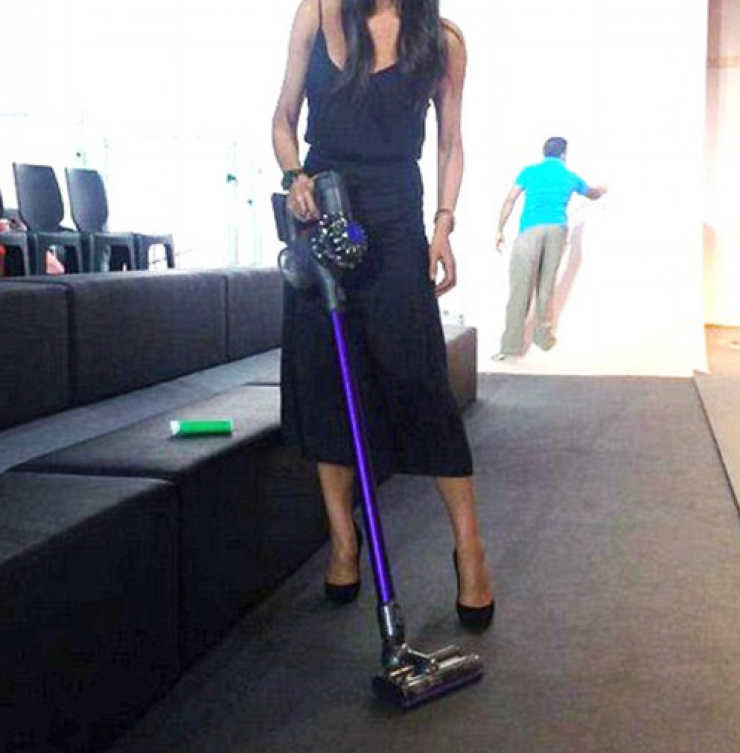 Ποια διάσημη σκουπίζει με ψηλοτάκουνες γόβες;