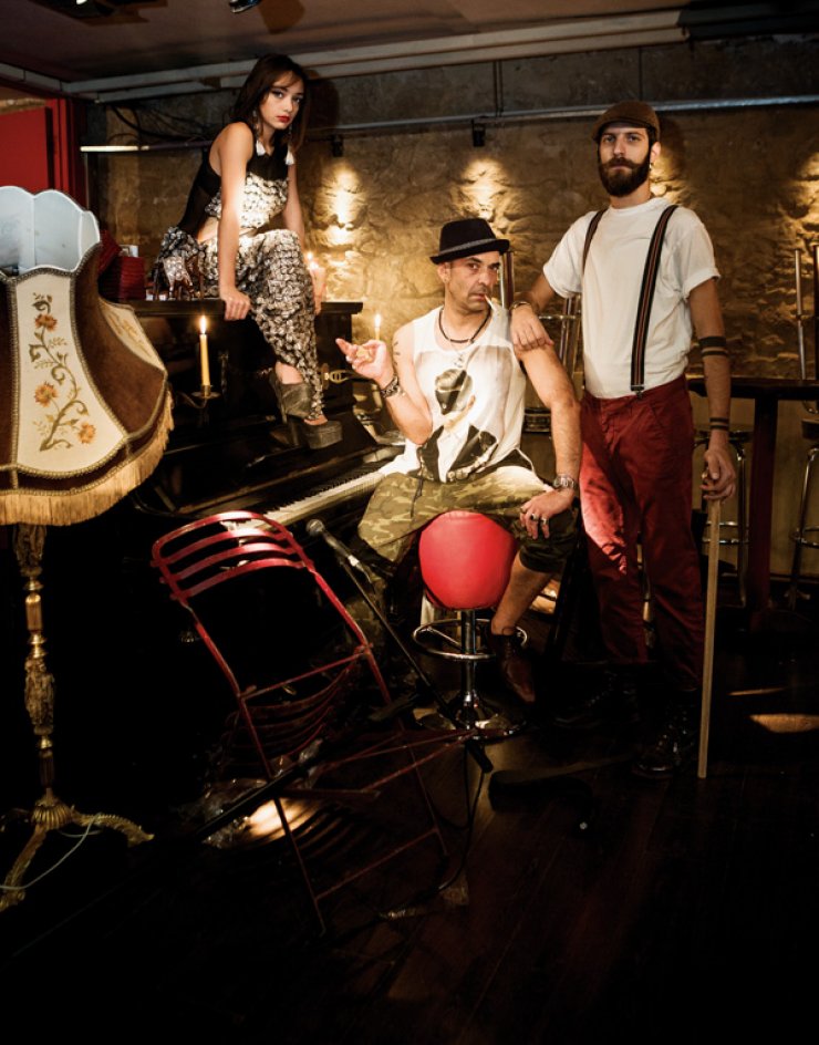 Χίλια κεριά στο Εναλλάξ και ένα πιάνο