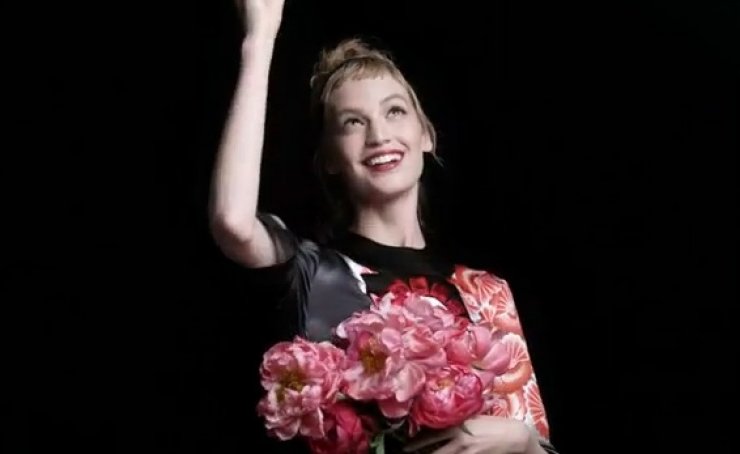 Η ανοιξιάτικη καμπάνια του οίκου Prada