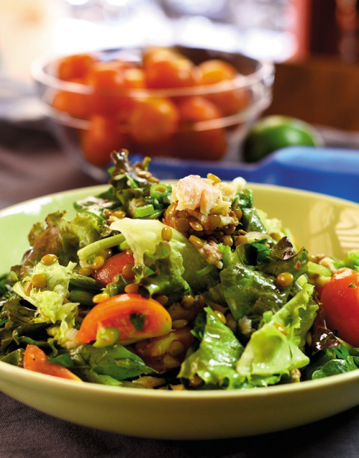 Πράσινη σαλάτα με φακές και καπνιστή πέστροφα
