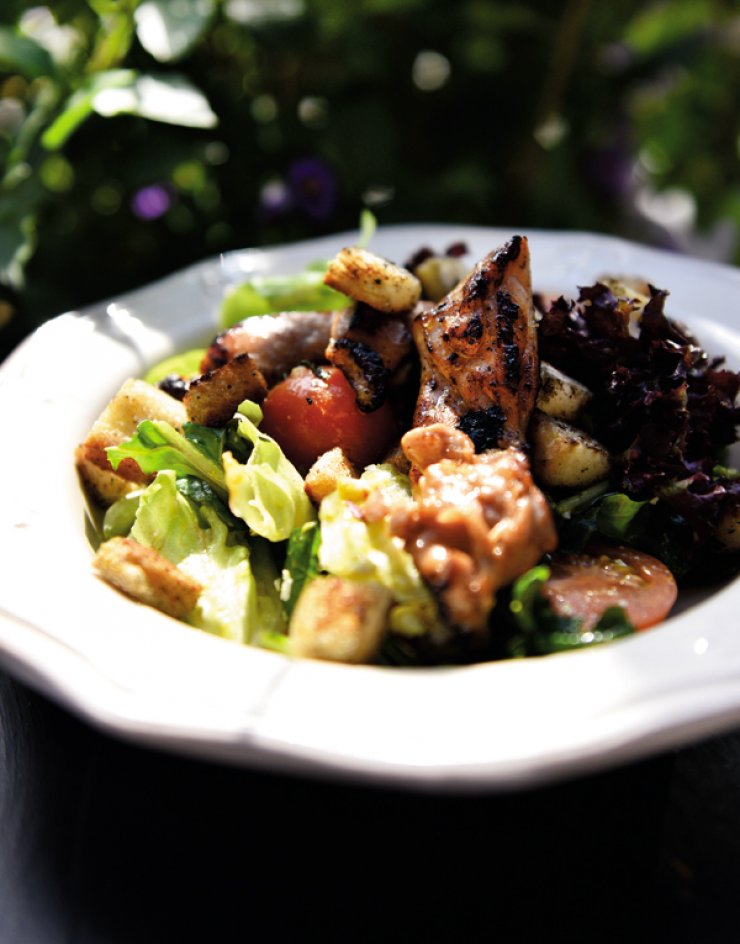 Πράσινη σαλάτα με κοτόπουλο, τοματίνια, αναρή και dressing με μουστάρδα