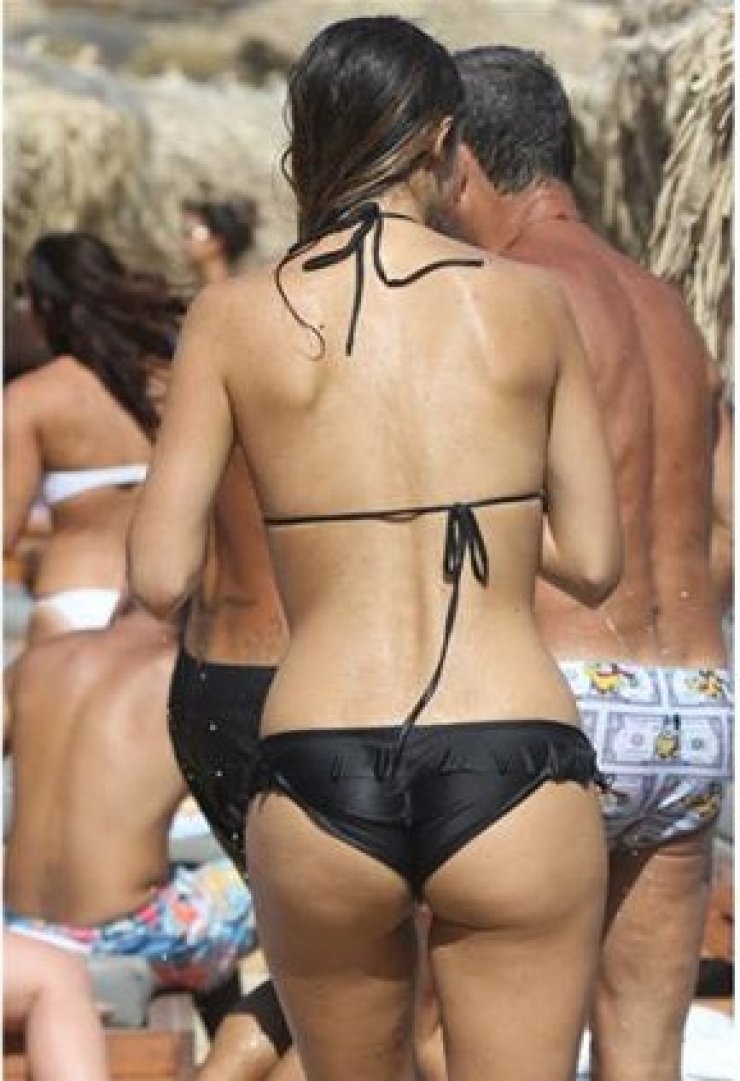 Η εντυπωσιακή πίσω όψη Ελληνίδας παρουσιάστριας και οι τρυφερές αγκαλιές με τον σύντροφό της!