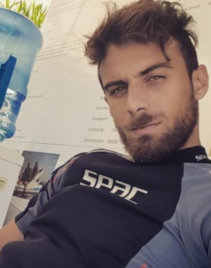 Η εικόνα που έκανε χαμό! Ο Μάριος Πρίαμος έτοιμος να φάει σουβλάκι κοτόπουλο!