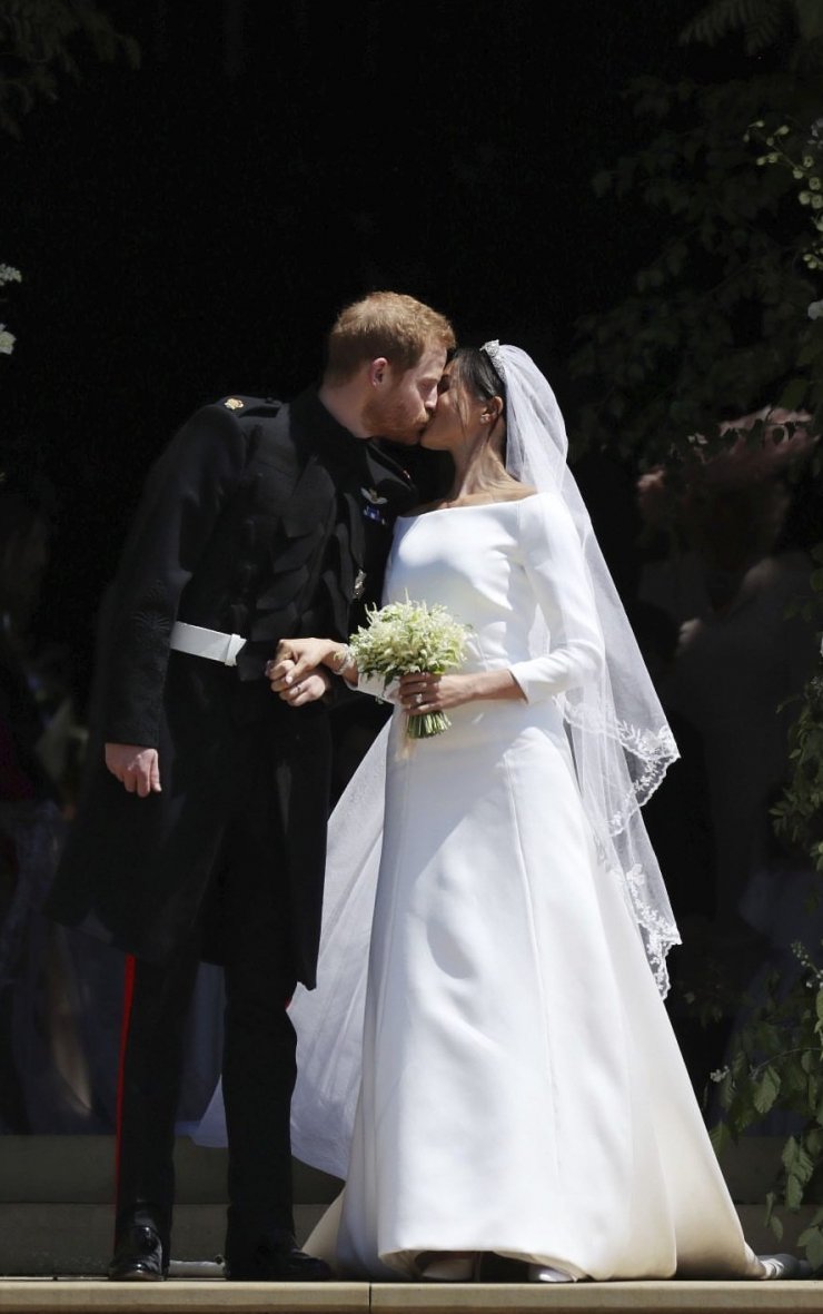 Τι γλυκός! Μάθετε τι ψιθύρισε ο Πρίγκιπας Harry στη Meghan Markle μόλις την αντίκρισε στο εκκλησάκι!