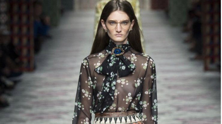 Πώς να φορέσεις την printed bow blouse