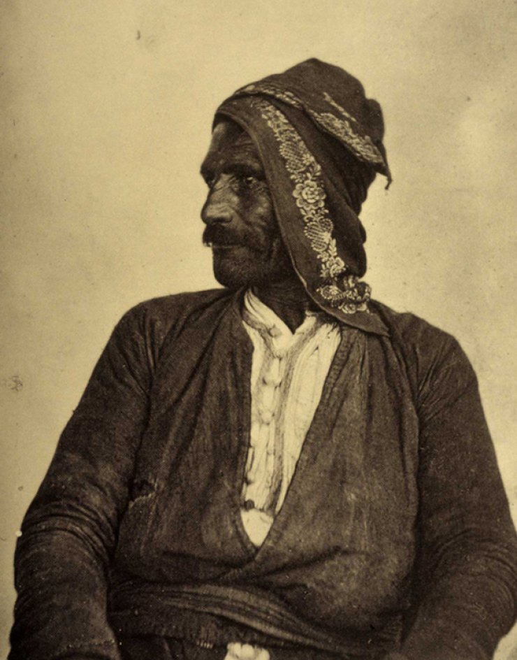 Τα σταμπωτά μαντήλια και ο τελευταίος μαντηλάρης