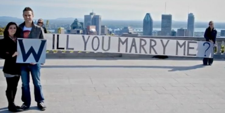 Κάντε πρόταση γάμου με ένα πανό! 