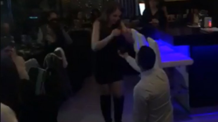 Γνωστός Κύπριος έκανε πρόταση γάμου στην αγαπημένη του τραγουδώντας της σε εστιατόριο της Λευκωσίας