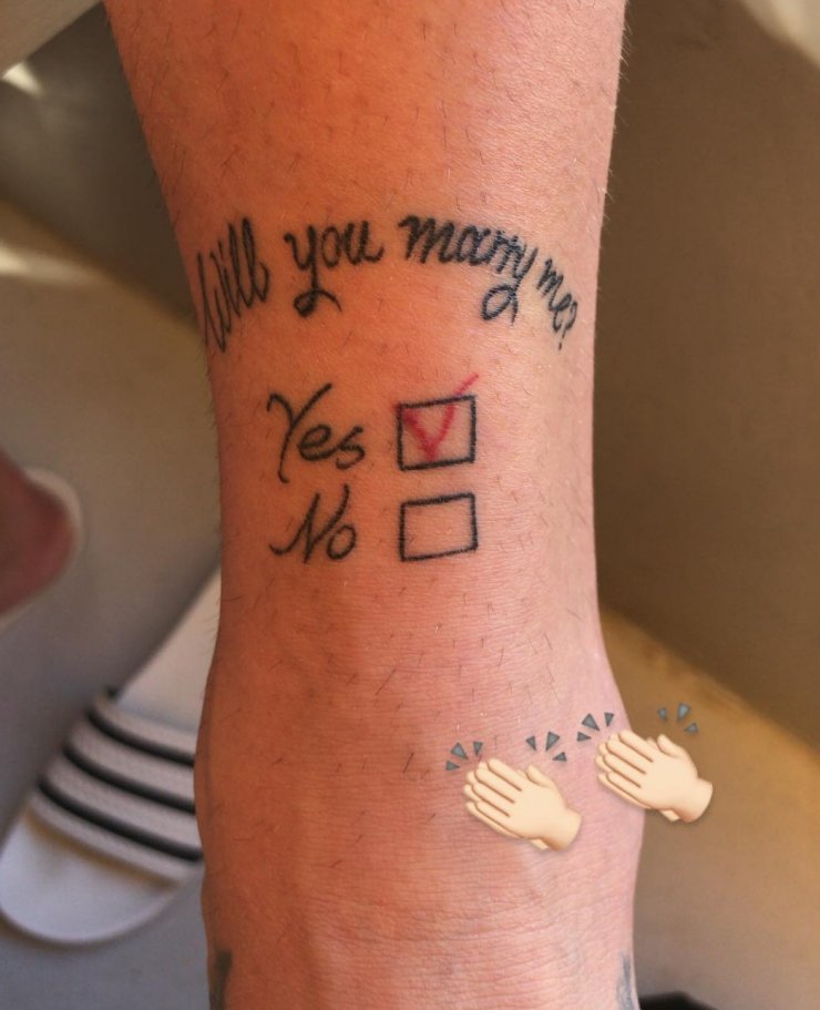 Πρωτότυπο! Ο σύντροφος Ελληνίδας τραγουδίστριας της έκανε πρόταση γάμου κάνοντας τατουάζ στο πόδι του!