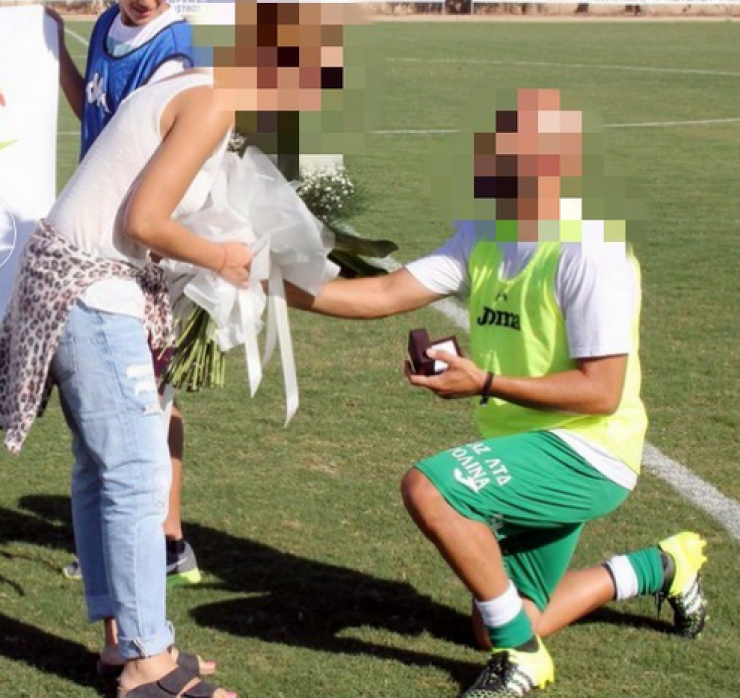 Πρόταση γάμου από Κύπριο ποδοσφαιριστή στην αγαπημένη του μέσα στο γήπεδο!