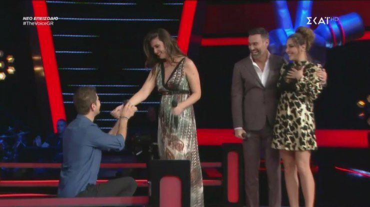 Η πιο συγκινητική στιγμή στο "The Voice"! Ο σύντροφός παίκτριας της έκανε πρόταση γάμου on stage [βίντεο]