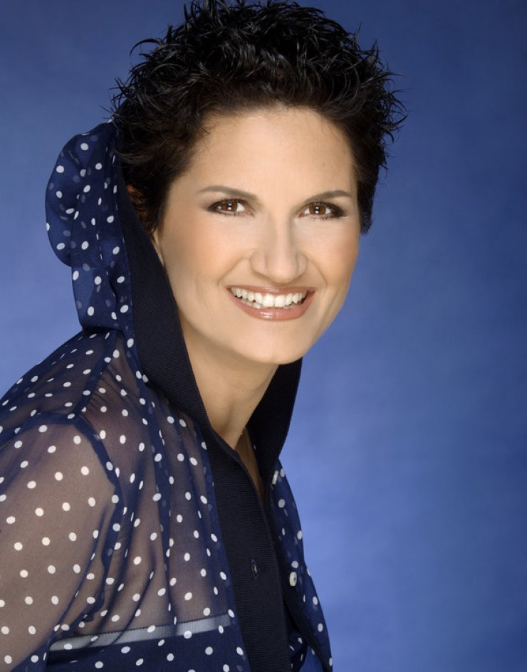 H Άλκιστις Πρωτοψάλτη διαβάζει παραμύθια