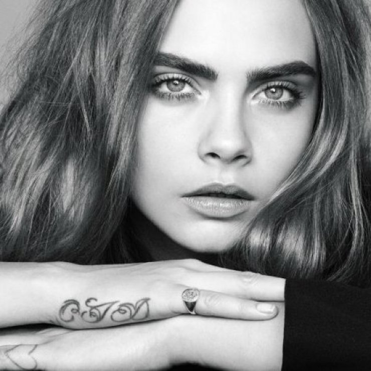 Η Cara Delevingne σου δείχνει τι μπορείς να φορέσεις τις ζεστές μέρες του φθινοπώρου  