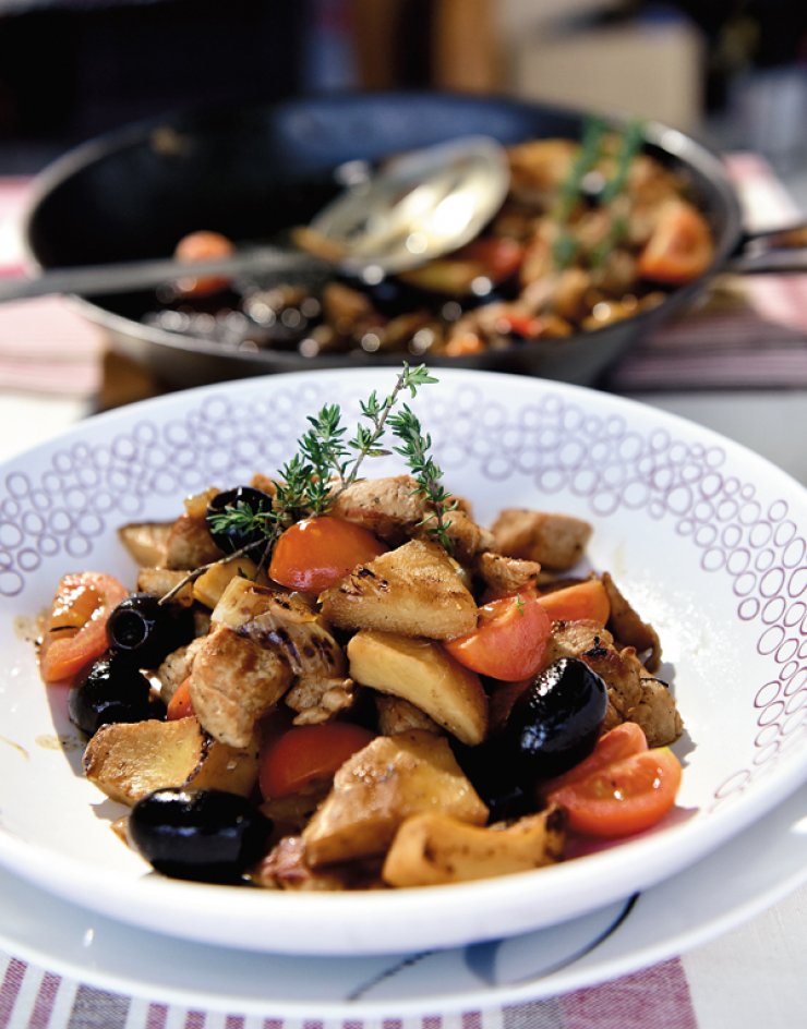 Ψαρονέφρι στο τηγάνι με αγκινάρες, ελιές, τοματίνια και κουμανταρία