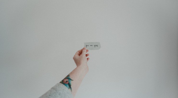 7 σημάδια ότι κάποιος σου λέει ψέματα!