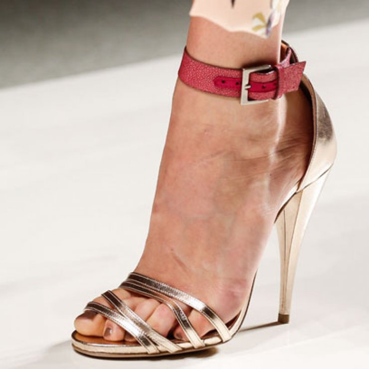 Πώς να περπατάς άνετα με τα ψηλοτάκουνα πέδιλα