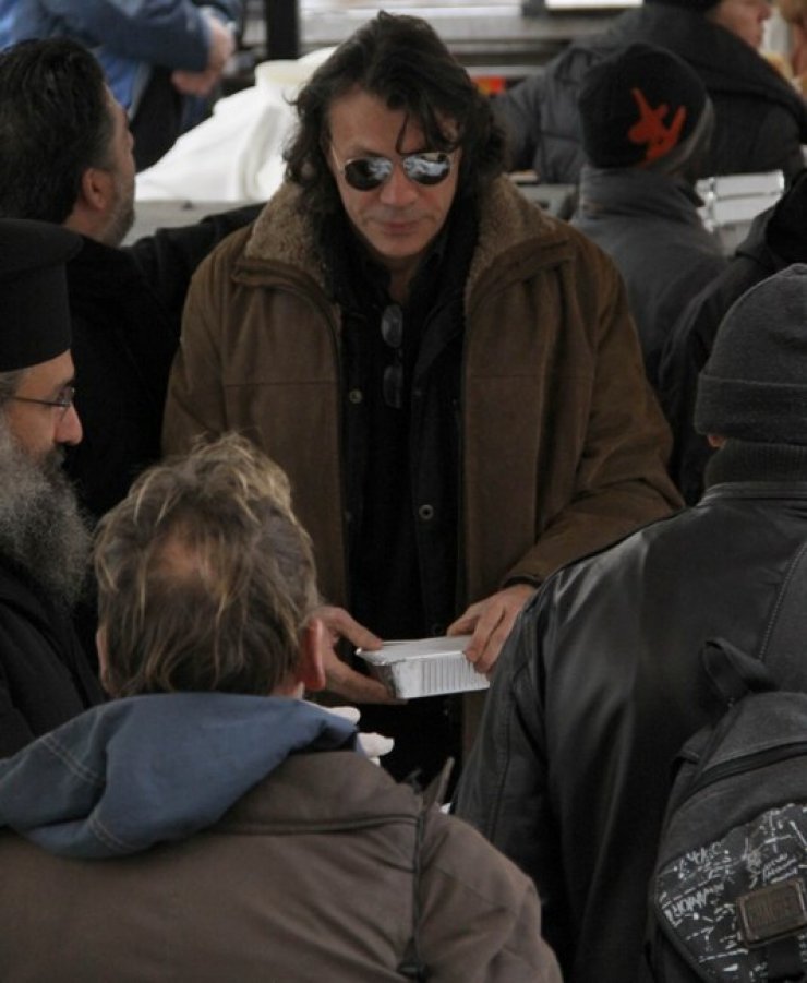 Ηλίας Ψινάκης: Μοίρασε φαγητό σε απόρους! [εικόνες]