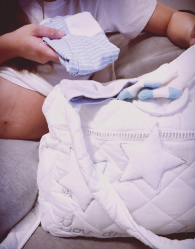 Γέννησε επώνυμη Ελληνίδα και πόσταρε την πρώτη φωτογραφία με το νεογέννητο γιο της