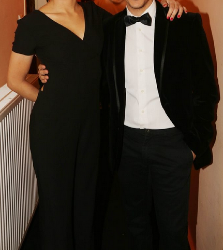 Ζευγάρι πιο ερωτευμένο από ποτέ λίγο πριν ανέβει τα σκαλιά της εκκλησίας!