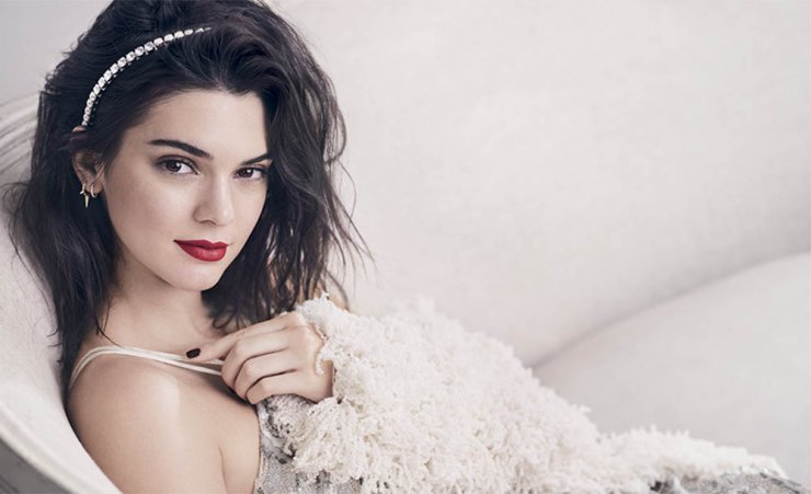 Δώσε ακαταμάχητο creamy χρώμα και έντονη λάμψη στα χείλη σου