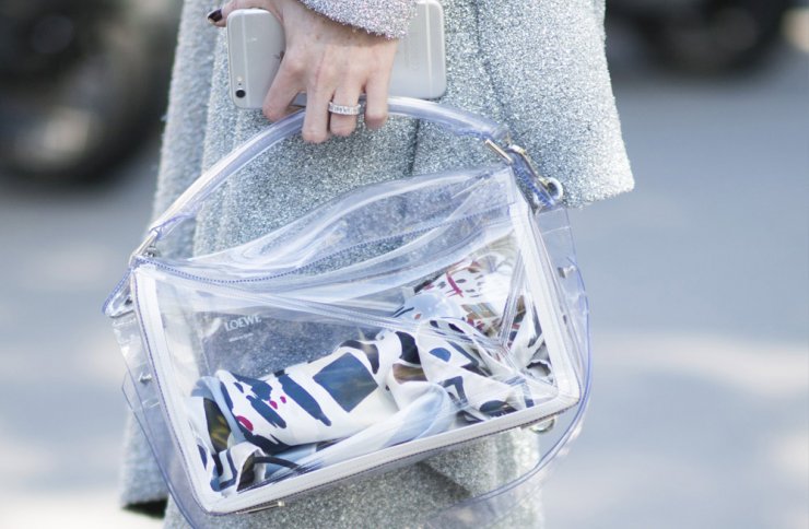 Tο απόλυτο trend στα αξεσουάρ είναι οι διάφανες PVC τσάντες