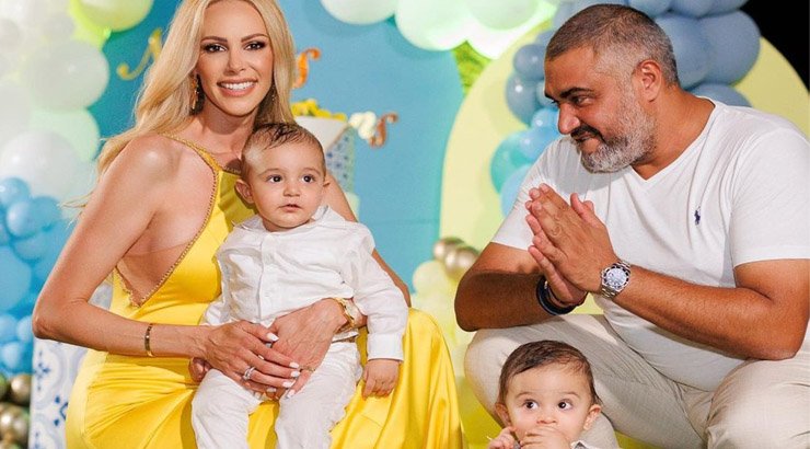 Στέλλα Δημητρίου: Είδαμε τις πιο παιχνιδιάρικες εικόνες από τη βάφτιση των δίδυμων γιων της