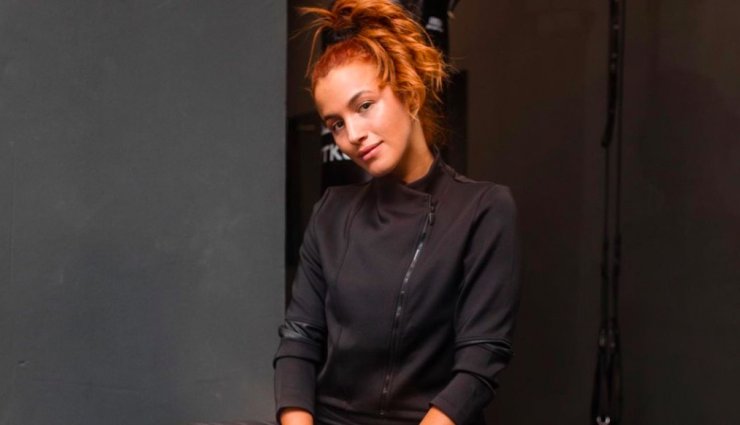 Φωτιά η Κάλια Ελευθερίου: Πέταξε τα ρούχα της και πόζαρε με see through λευκά εσώρουχα [εικόνες]