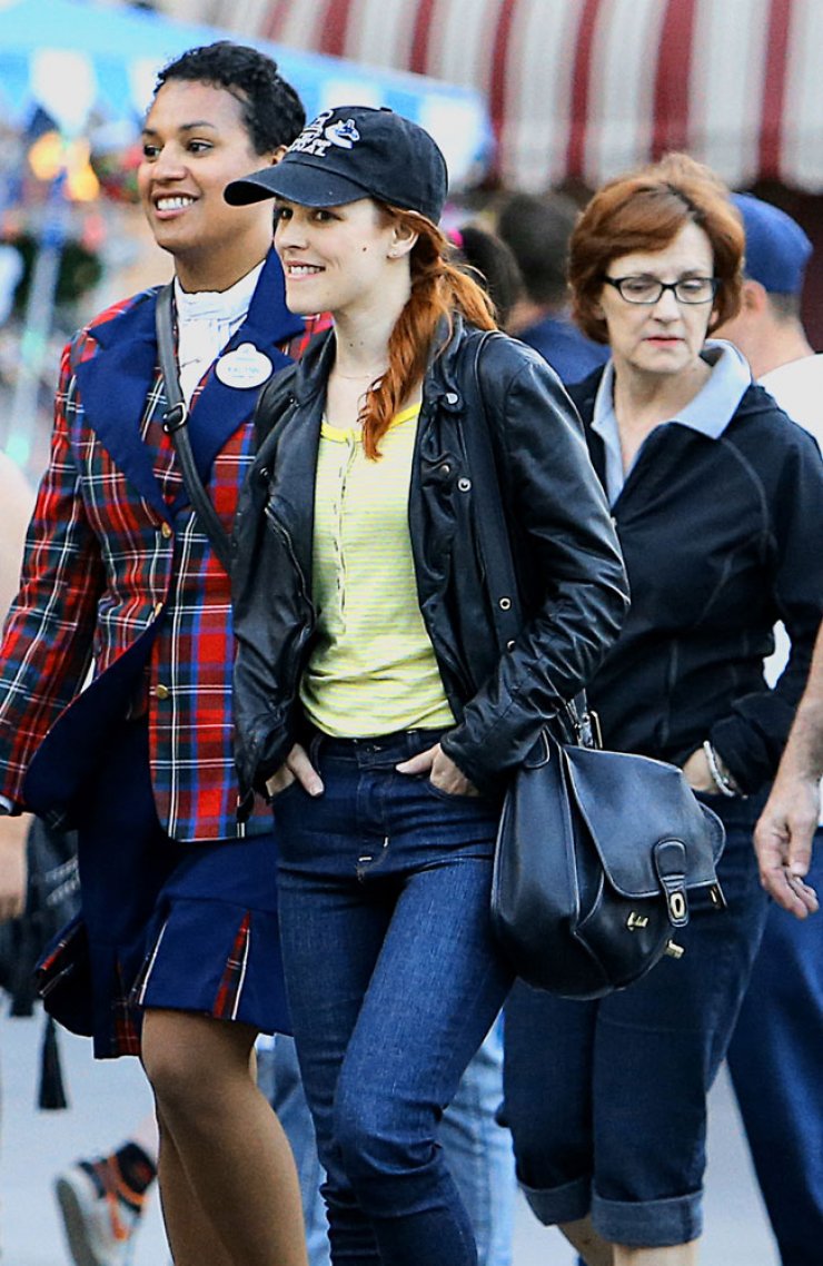 Αναγνωρίζετε αυτή την ηθοποιό που βρέθηκε στη Disneyland;