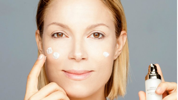 4 υπέροχα προϊόντα για φρέσκο και λαμπερό πρόσωπο