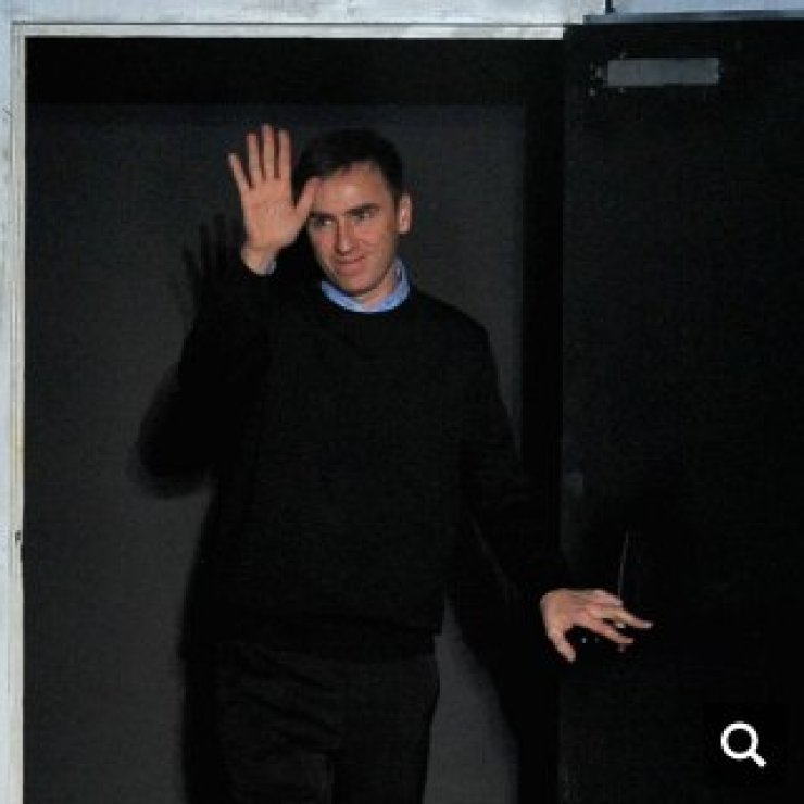 Raf Simons: Θέλει να φοριούνται οι δημιουργίες του Dior στο δρόμο